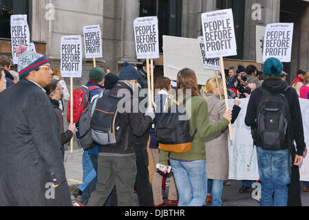 London, UK. 26. November 2013.  Protest gegen Gewinn vor Brennstoff Armut tötet!, London UK, 26. Oktober 2013, Foto: siehe Li/Alamy Live News Stockfoto