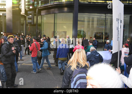 London, UK. 26. November 2013.  Protest gegen Gewinn vor Brennstoff Armut tötet!, London UK, 26. Oktober 2013, Foto: siehe Li/Alamy Live News Stockfoto