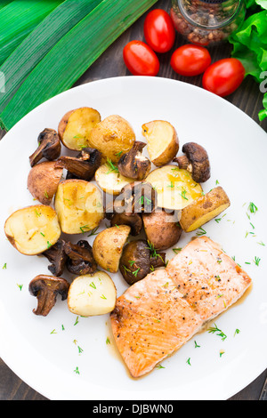 Gebratener Lachs mit Kartoffeln und Champignons Stockfoto
