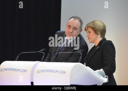Glasgow, Schottland, GBR - 26. November: Der erste Minister Alex Salmond und die SNP-Vorsitzende Nicola Sturgeon haben am Dienstag, dem 26. November 2013, in Glasgow, Schottland, das Weißbuch der schottischen Regierung veröffentlicht, in dem ihre Pläne für die Unabhängigkeit dargelegt werden. Am 18. September 2014 findet ein Referendum statt, um zu entscheiden, ob Schottland ein unabhängiges Land sein soll. (Foto © David Gordon) Stockfoto