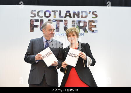 Glasgow, Schottland, GBR - 26. November: Der erste Minister Alex Salmond und die SNP-Vorsitzende Nicola Sturgeon haben am Dienstag, dem 26. November 2013, in Glasgow, Schottland, das Weißbuch der schottischen Regierung veröffentlicht, in dem ihre Pläne für die Unabhängigkeit dargelegt werden. Am 18. September 2014 findet ein Referendum statt, um zu entscheiden, ob Schottland ein unabhängiges Land sein soll. (Foto © David Gordon) Stockfoto