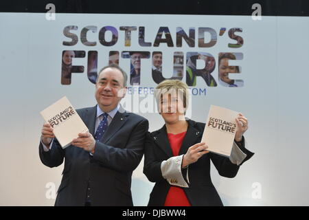 Glasgow, Schottland, GBR - 26. November: Der erste Minister Alex Salmond und die SNP-Vorsitzende Nicola Sturgeon haben am Dienstag, dem 26. November 2013, in Glasgow, Schottland, das Weißbuch der schottischen Regierung veröffentlicht, in dem ihre Pläne für die Unabhängigkeit dargelegt werden. Am 18. September 2014 findet ein Referendum statt, um zu entscheiden, ob Schottland ein unabhängiges Land sein soll. (Foto © David Gordon) Stockfoto