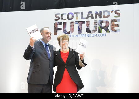 Glasgow, Schottland, GBR - 26. November: Der erste Minister Alex Salmond und die SNP-Vorsitzende Nicola Sturgeon haben am Dienstag, dem 26. November 2013, in Glasgow, Schottland, das Weißbuch der schottischen Regierung veröffentlicht, in dem ihre Pläne für die Unabhängigkeit dargelegt werden. Am 18. September 2014 findet ein Referendum statt, um zu entscheiden, ob Schottland ein unabhängiges Land sein soll. (Foto © David Gordon) Stockfoto