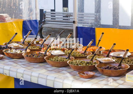 Verschiedene Arten von Oliven in Schalen auf einem Marktstand Stockfoto