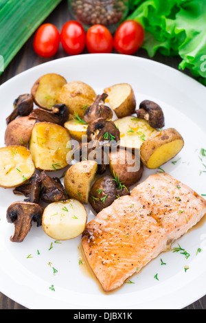 Gebratener Lachs mit Kartoffeln und Champignons Stockfoto