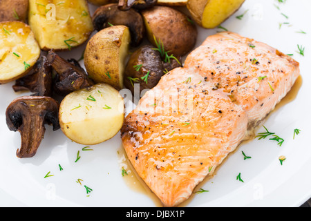 Gebratener Lachs mit Kartoffeln und Champignons Stockfoto