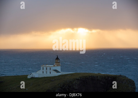 Regendusche bei Sonnenuntergang über Stoner Point Lighthouse in Assynt, North West Highlands, Schottland, Großbritannien. Stockfoto