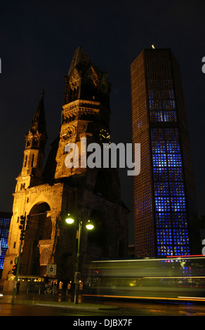 Deutschland. Berlin. Die evangelische Kaiser-Wilhelm-Gedächtniskirche. Erbaut im Jahre 1890 von Franz Schwechten (1841-1924). Nacht. Stockfoto
