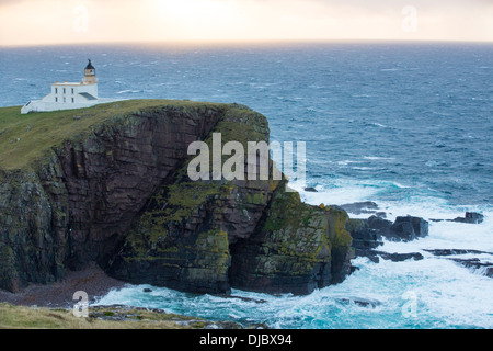 Regendusche bei Sonnenuntergang über Stoner Point Lighthouse in Assynt, North West Highlands, Schottland, Großbritannien. Stockfoto