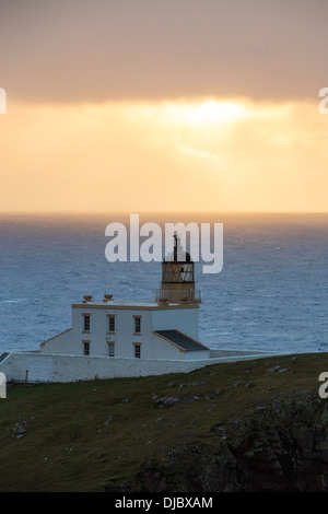 Regendusche bei Sonnenuntergang über Stoner Point Lighthouse in Assynt, North West Highlands, Schottland, Großbritannien. Stockfoto