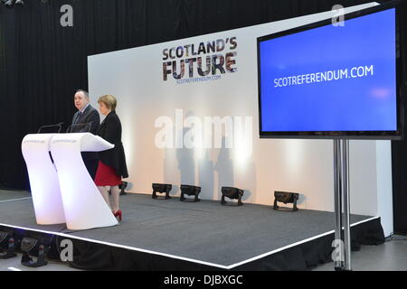 Glasgow, Schottland, GBR - 26. November: Der erste Minister Alex Salmond und die SNP-Vorsitzende Nicola Sturgeon haben am Dienstag, dem 26. November 2013, in Glasgow, Schottland, das Weißbuch der schottischen Regierung veröffentlicht, in dem ihre Pläne für die Unabhängigkeit dargelegt werden. Am 18. September 2014 findet ein Referendum statt, um zu entscheiden, ob Schottland ein unabhängiges Land sein soll. (Foto © David Gordon) Stockfoto