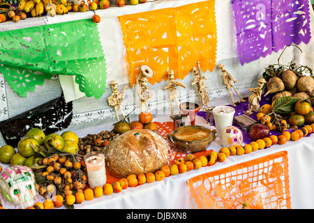 Ein Altar oder Ofrendas richten Sie zur Feier des Tages der Toten Festival bekannt in Spanisch als Día de Muertos 31. Oktober 2013 in Oaxaca, Mexiko. Stockfoto