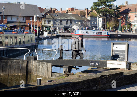 Man schließt die Schleusentore an Bancroft-Becken auf der Stratford-upon-Avon Stockfoto