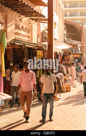 Menschen Bur Dubai Souk schlendern. Dubai, Vereinigte Arabische Emirate. Stockfoto