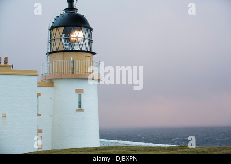 Regendusche bei Sonnenuntergang über Stoner Point Lighthouse in Assynt, North West Highlands, Schottland, Großbritannien. Stockfoto