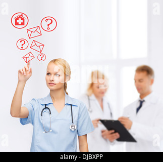 konzentrierte sich Arzt oder eine Krankenschwester auf rotes Kuvert Stockfoto