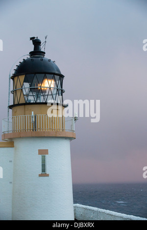 Regendusche bei Sonnenuntergang über Stoner Point Lighthouse in Assynt, North West Highlands, Schottland, Großbritannien. Stockfoto