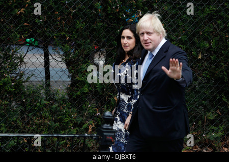 Londoner Bürgermeister Boris Johnson kommt für den Londoner Bürgermeister mit seiner Frau Marina Wheeler in seinem örtlichen Wahllokal in Islin stimmen Stockfoto