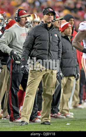 Landover, USA. 25. November 2013. Der San Francisco 49ers Head Coach Jim Harbaugh Uhren die zweite Quartal-Aktion gegen die Washington Redskins in FedEx Field in Landover, USA, 25. November 2013. Foto: Ron Sachs / CNP/Dpa/Alamy Live-Nachrichten Stockfoto