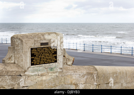 Ein Denkmal des 1. Weltkrieges an der Landzunge Hartlepool, Nordsee im Hintergrund Stockfoto
