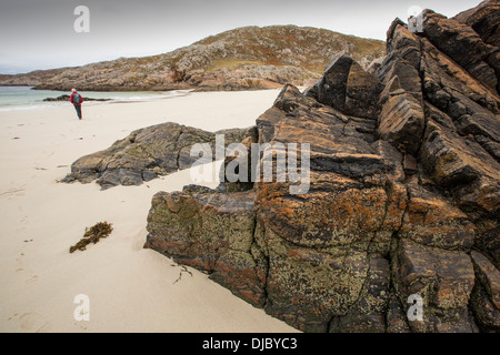 Lewisian Gneis, einige der ältesten Gesteine der Welt an einem kleinen Strand in Achmelvich in Assynt, North West Highlands, Schottland, Großbritannien. Stockfoto