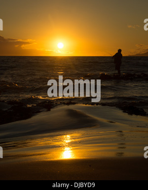 Ein Fischer versucht sein Glück in Maui Kihei Ufer Stockfoto