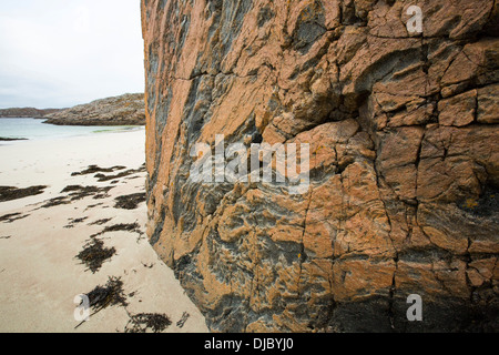 Lewisian Gneis, einige der ältesten Gesteine der Welt an einem kleinen Strand in Achmelvich in Assynt, North West Highlands, Schottland, Großbritannien. Stockfoto