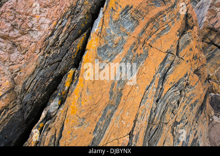 Lewisian Gneis, einige der ältesten Gesteine der Welt an einem kleinen Strand in Achmelvich in Assynt, North West Highlands, Schottland, Großbritannien. Stockfoto