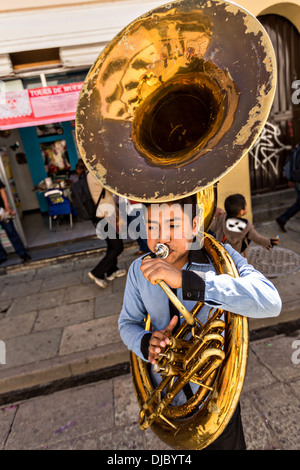 Eine mexikanische Blaskapelle führt eine Prozession für den Tag der Toten Festival in Spanisch als Día de Muertos in Oaxaca, Mexiko bekannt. Stockfoto