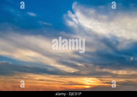 Dramatischer Orange Blue sunset Himmel mit Wolkenfetzen Stockfoto