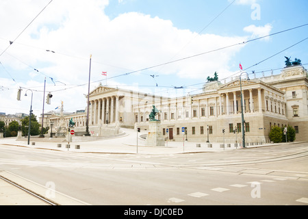 Österreichischen Parliament Square und Denkmäler in Wien am sonnigen Tag Stockfoto