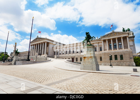 Parlamentsgebäude und Statue auf einem der Innenstadt Quadrate Stockfoto