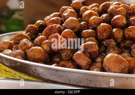 Termine sorgfältig angeordnet sind auf dem Display außerhalb einen Stall in Deiras Obst- und Gemüsemarkt. Dubai, Vereinigte Arabische Emirate. Stockfoto