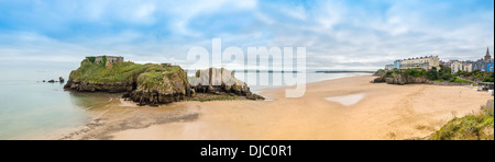 PANORAMABLICK AUF SÜDSTRAND TENBY, PEMBROKESHIRE MIT CALDEY ISLAND IM HINTERGRUND. IM HINTERGRUND Stockfoto