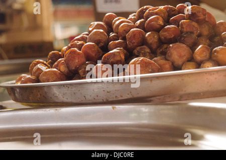 Termine sorgfältig angeordnet sind auf dem Display außerhalb einen Stall in Deiras Obst- und Gemüsemarkt. Dubai, Vereinigte Arabische Emirate. Stockfoto