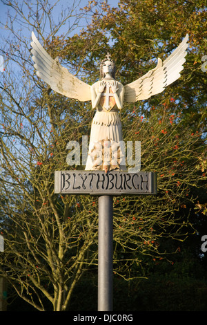 Engel Skulptur bildet Ortsschild am Blythburgh, Suffolk, England Stockfoto