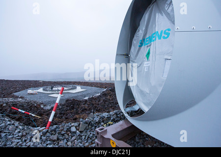 Loch Luichart einem 69 MW Windpark auf abgelegenen Wildnis Moor in der Nähe von Garve in der North West Highlands von Schottland gebaut. Seine Konstruktion sauber, CO2-neutralen Strom liefern, aber beinhaltet massive visuelle Eingriffe an Wildnis Land und reißen sich Torf reichen Moorlandschaften, Aufbau eines Netzwerkes von Bergwege auf die Anlagen zugreifen. Stockfoto