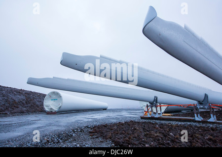 Loch Luichart einem 69 MW Windpark auf abgelegenen Wildnis Moor in der Nähe von Garve in der North West Highlands von Schottland gebaut. Seine Konstruktion sauber, CO2-neutralen Strom liefern, aber beinhaltet massive visuelle Eingriffe an Wildnis Land und reißen sich Torf reichen Moorlandschaften, Aufbau eines Netzwerkes von Bergwege auf die Anlagen zugreifen. Stockfoto