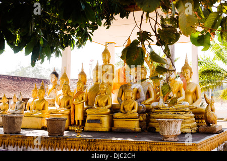 Goldenen Buddha-Statuen in diesem Hang im Tempel, Savannakhet, Laos. Stockfoto