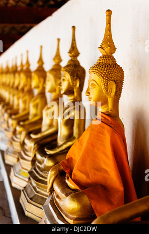 Eine Reihe von vergoldeten Buddha-Statuen an, dass In hängen Tempel, Savannakhet, Laos. Stockfoto