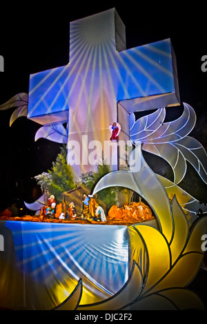 Weihnachtskrippe von der Geburt Jesu in einem alten Haus in der Nähe von Bethlehem mit Josef, Maria und drei Hirten Stockfoto