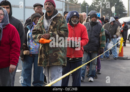 Detroit, Michigan, USA. 26. November 2013. Detroit Bewohner eines 600 kostenlose Thanksgiving Truthähne gestiftet von einer lokalen Firma, inländischen Gewässern Pollution Control aufgereiht. Bildnachweis: Jim West/Alamy Live-Nachrichten Stockfoto