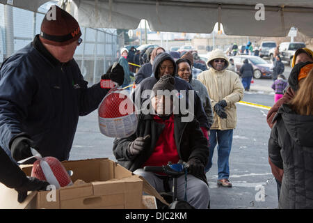 Detroit, Michigan, USA. 26. November 2013. Detroit Bewohner eines 600 kostenlose Thanksgiving Truthähne gestiftet von einer lokalen Firma, inländischen Gewässern Pollution Control aufgereiht. Bildnachweis: Jim West/Alamy Live-Nachrichten Stockfoto