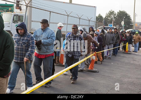 Detroit, Michigan, USA. 26. November 2013. Detroit Bewohner eines 600 kostenlose Thanksgiving Truthähne gestiftet von einer lokalen Firma, inländischen Gewässern Pollution Control aufgereiht. Bildnachweis: Jim West/Alamy Live-Nachrichten Stockfoto