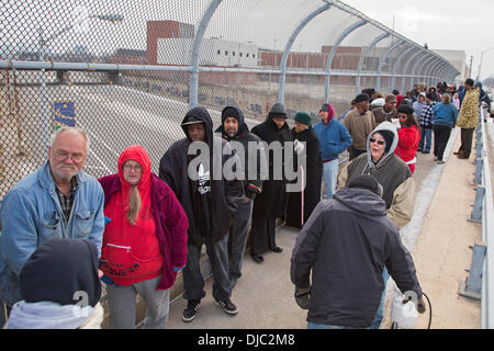 Detroit, Michigan, USA. 26. November 2013. Detroit Bewohner eines 600 kostenlose Thanksgiving Truthähne gestiftet von einer lokalen Firma, inländischen Gewässern Pollution Control aufgereiht. Bildnachweis: Jim West/Alamy Live-Nachrichten Stockfoto