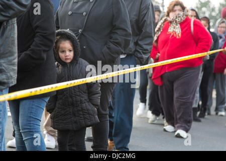 Detroit, Michigan, USA. 26. November 2013. Detroit Bewohner eines 600 kostenlose Thanksgiving Truthähne gestiftet von einer lokalen Firma, inländischen Gewässern Pollution Control aufgereiht. Bildnachweis: Jim West/Alamy Live-Nachrichten Stockfoto