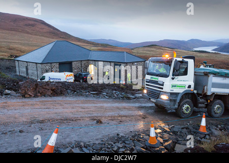 Loch Luichart einem 69 MW Windpark auf abgelegenen Wildnis Moor in der Nähe von Garve in der North West Highlands von Schottland gebaut. Seine Konstruktion sauber, CO2-neutralen Strom liefern, aber beinhaltet massive visuelle Eingriffe an Wildnis Land und reißen sich Torf reichen Moorlandschaften, Aufbau eines Netzwerkes von Bergwege auf die Anlagen zugreifen. Stockfoto