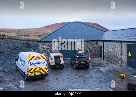 Loch Luichart einem 69 MW Windpark auf abgelegenen Wildnis Moor in der Nähe von Garve in der North West Highlands von Schottland gebaut. Seine Konstruktion sauber, CO2-neutralen Strom liefern, aber beinhaltet massive visuelle Eingriffe an Wildnis Land und reißen sich Torf reichen Moorlandschaften, Aufbau eines Netzwerkes von Bergwege auf die Anlagen zugreifen. Stockfoto