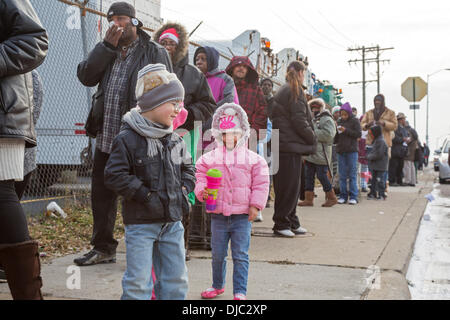 Detroit, Michigan, USA. 26. November 2013. Detroit Bewohner eines 600 kostenlose Thanksgiving Truthähne gestiftet von einer lokalen Firma, inländischen Gewässern Pollution Control aufgereiht. Bildnachweis: Jim West/Alamy Live-Nachrichten Stockfoto