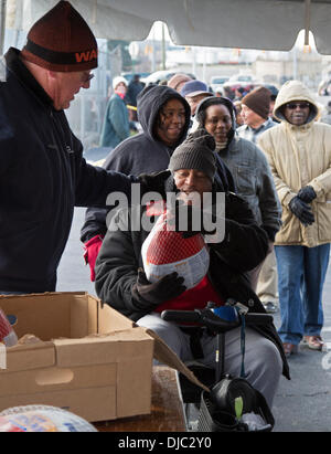 Detroit, Michigan, USA. 26. November 2013. Detroit Bewohner eines 600 kostenlose Thanksgiving Truthähne gestiftet von einer lokalen Firma, inländischen Gewässern Pollution Control aufgereiht. Bildnachweis: Jim West/Alamy Live-Nachrichten Stockfoto